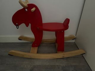 Caballo madera rojo Ikea