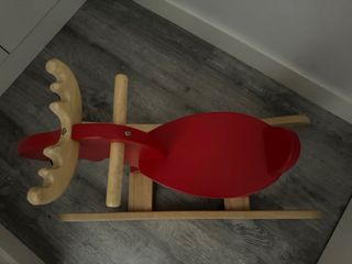 Caballo madera rojo Ikea