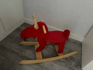 Caballo madera rojo Ikea