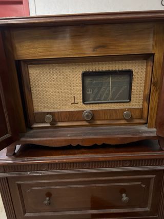 Radio mas tocadiscos antiguo