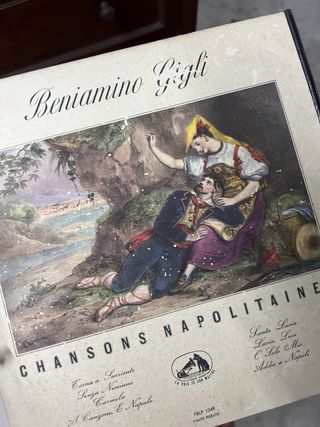 Radio mas tocadiscos antiguo