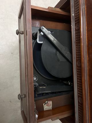 Radio mas tocadiscos antiguo