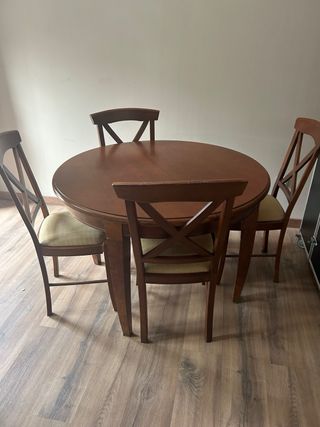 MESA  y 4 SILLAS MADERA Maciza