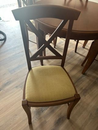 MESA  y 4 SILLAS MADERA Maciza