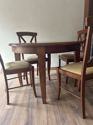 MESA  y 4 SILLAS MADERA Maciza