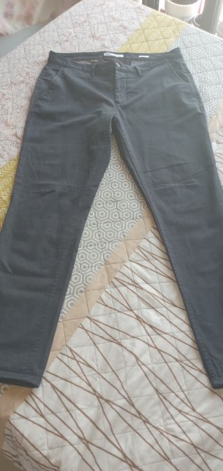 Pantalones  para hombre, marca Zara.