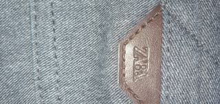 Pantalones  para hombre, marca Zara.