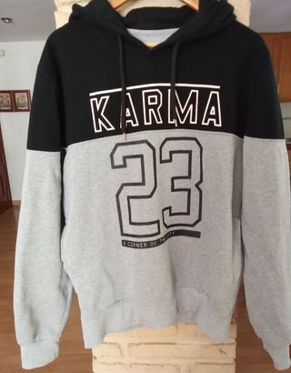 Sudadera gris y negra
