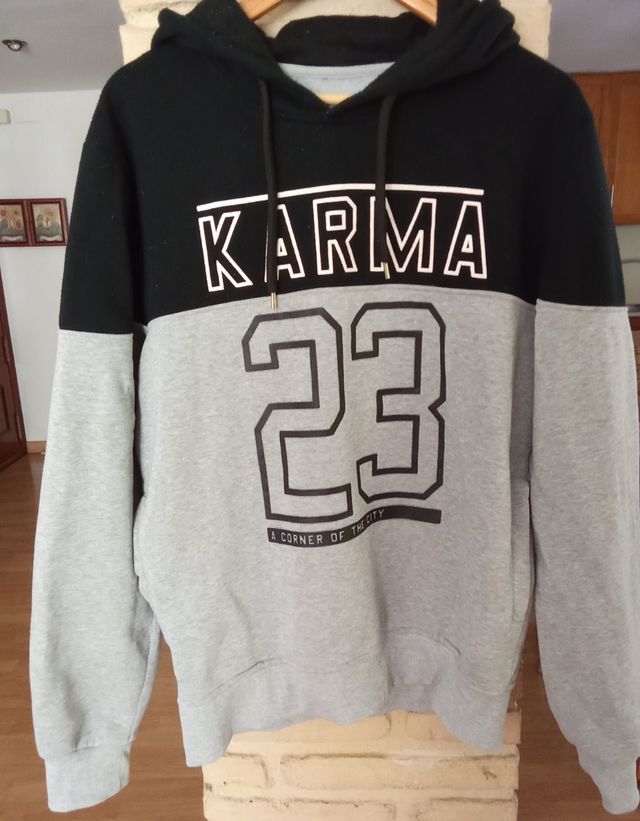 Sudadera gris y negra