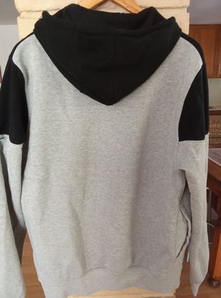 Sudadera gris y negra