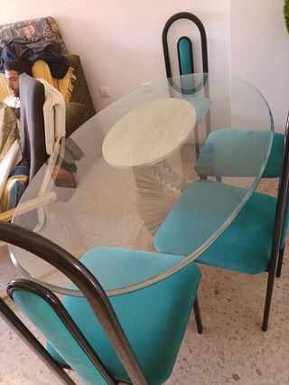 Mesa de salón y cuatro sillas , Está en Chipiona i