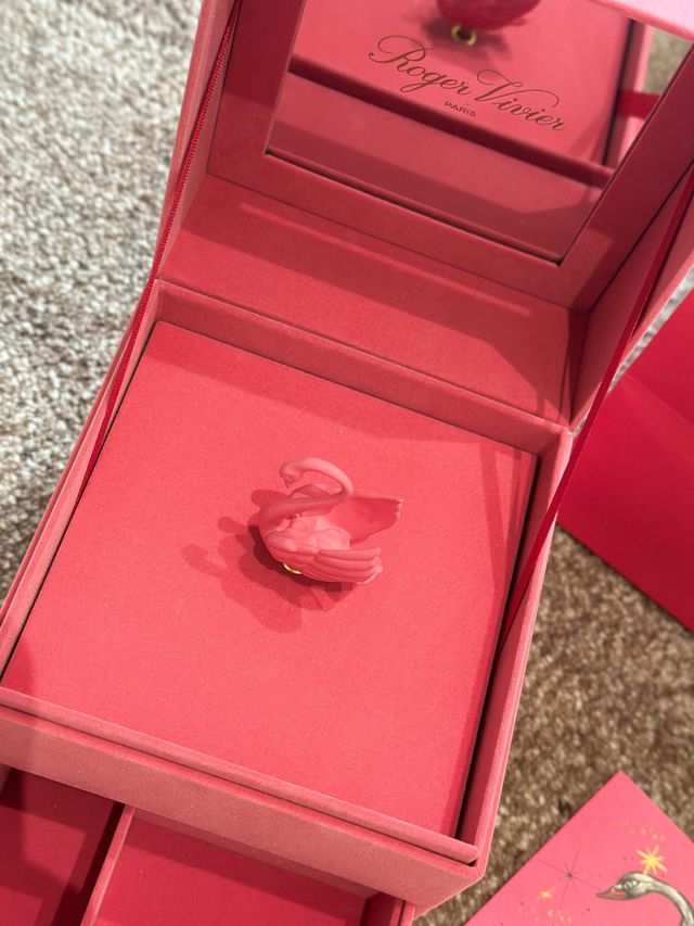 Joyero lleva caja de música de Roger vivier