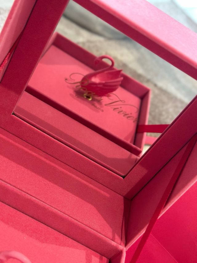 Joyero lleva caja de música de Roger vivier