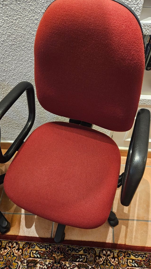 Dos sillas de oficina (en El Escorial)