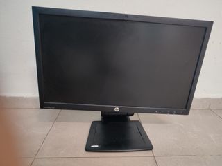 Monitor HP 23 pulgadas y teclado.