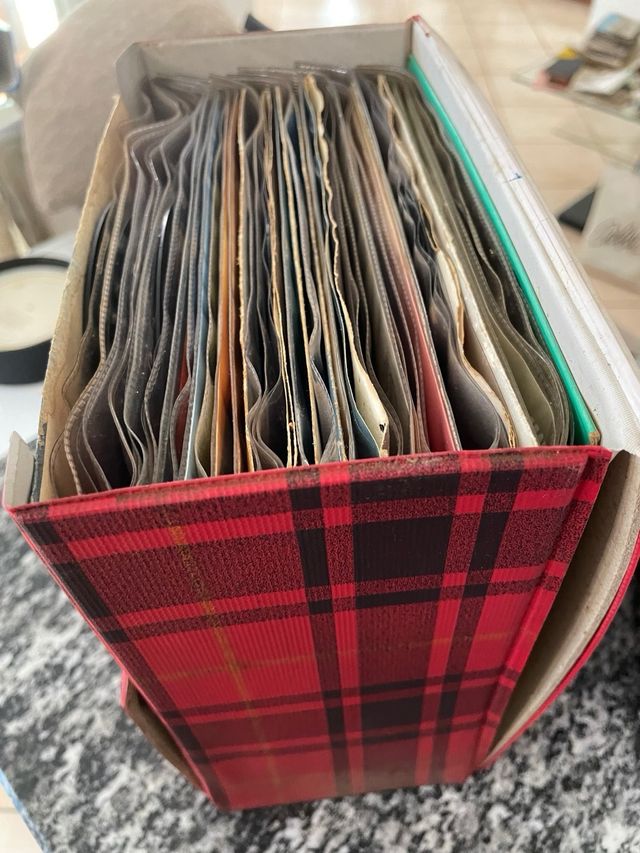 Collezione di vinili 45 giri vintage con valigetta