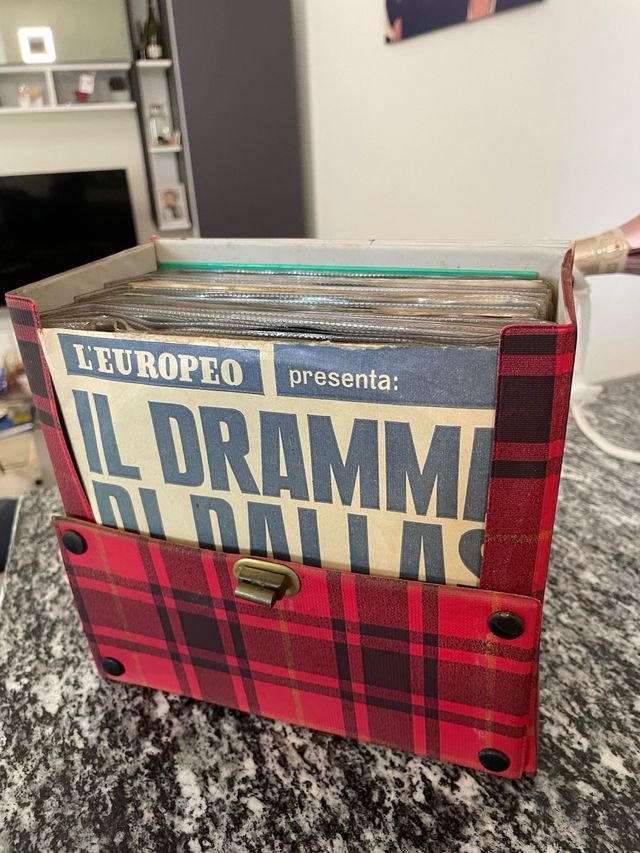 Collezione di vinili 45 giri vintage con valigetta