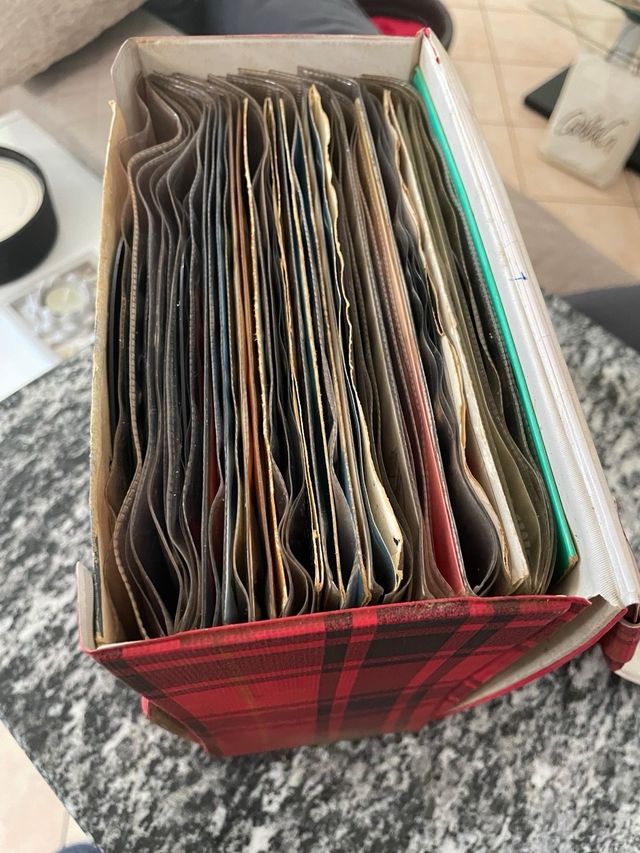 Collezione di vinili 45 giri vintage con valigetta