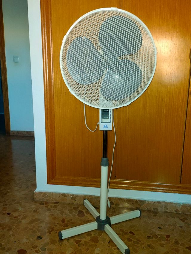 Ventilador de pie giratorio