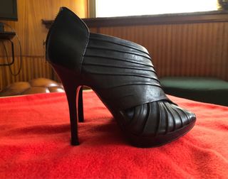Zapatos negros de tacon de ZARA