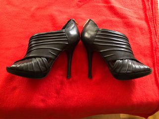 Zapatos negros de tacon de ZARA