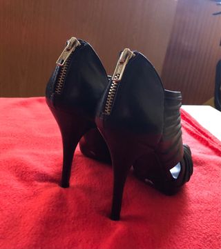 Zapatos negros de tacon de ZARA