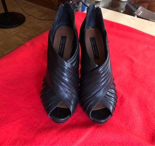 Zapatos negros de tacon de ZARA