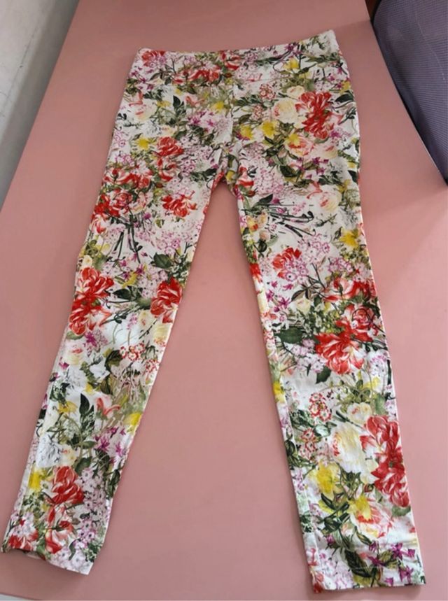 pantaloni da donna sfondo bianco con fiori
