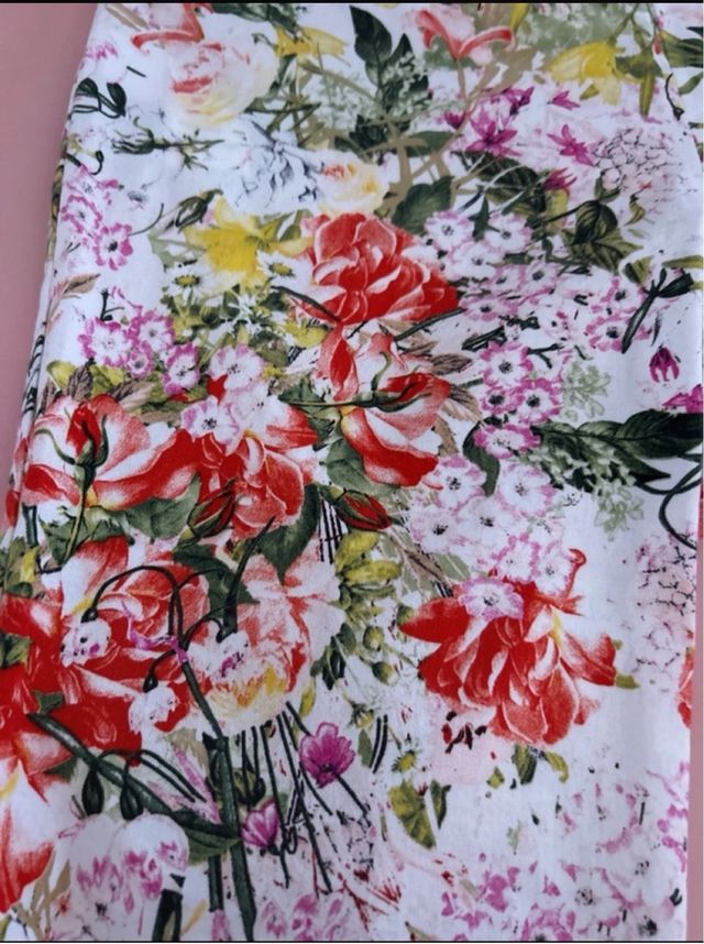 pantaloni da donna sfondo bianco con fiori