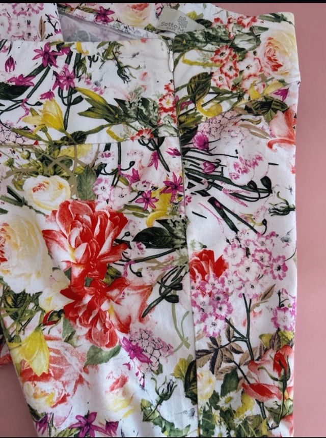 pantaloni da donna sfondo bianco con fiori