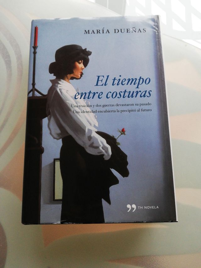 El tiempo entre costuras