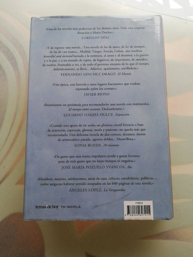 El tiempo entre costuras