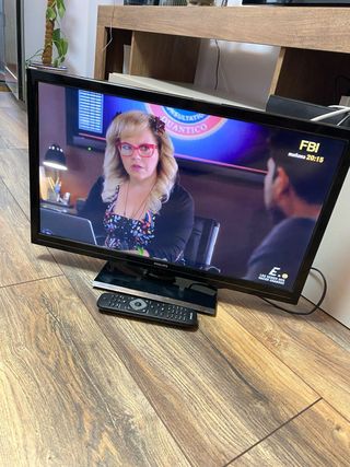Televisión PHILIPS negra, 24 pulgadas ULTRAFINO.