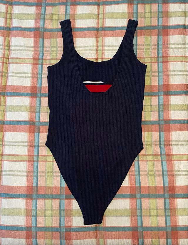 Body azul con franja roja