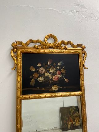 Elegante espejo tallado en madera