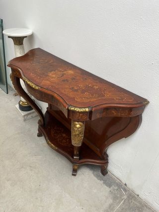 Bonita consola con marquetería