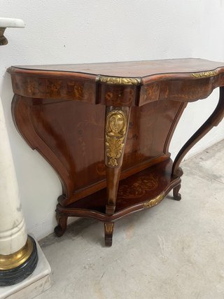 Bonita consola con marquetería