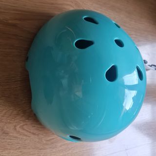 Casco y protecciones de patines marca Oxelo