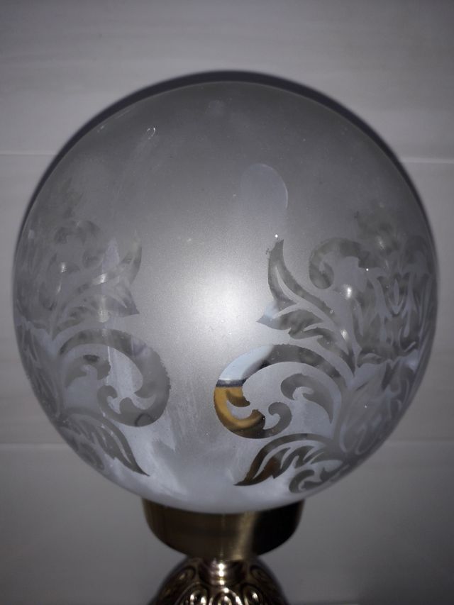 Antigua lámpara de bronce de mesilla