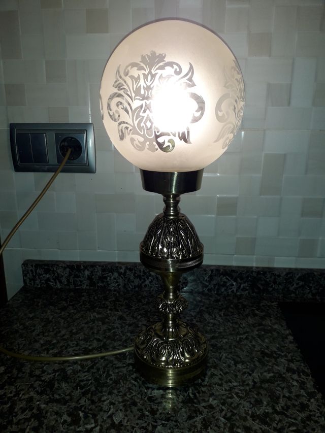 Antigua lámpara de bronce de mesilla