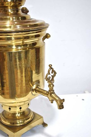 Antiguo samovar de bronce y latón