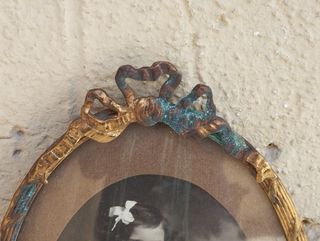 Cornice ovale in ottone stile Luigi XVI con vetro