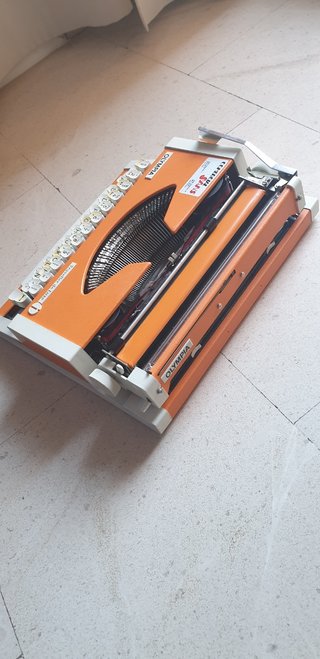 Maquina de escribir retro olympia