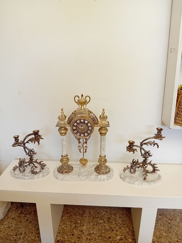 Reloj y candelabros