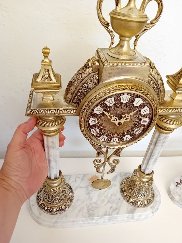 Reloj y candelabros