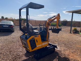 Mini excavadora nueva con broca para hacer hoyos
