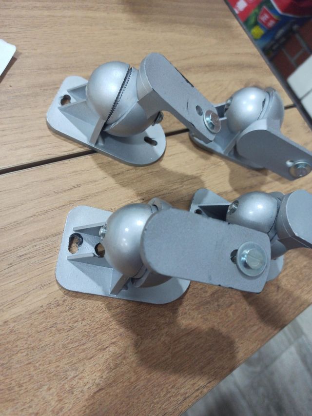 Soporte de altavoces direccionables