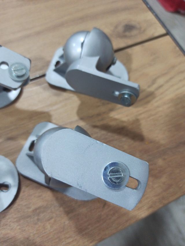 Soporte de altavoces direccionables