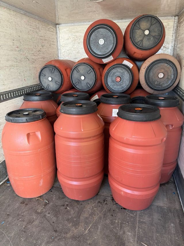 OFERTA  Bidones 250 l. con tapa. limpios 