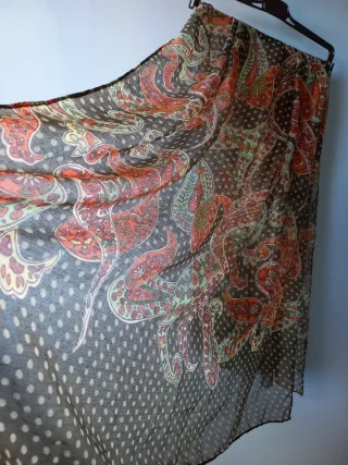 2 Foulares. Uno color liso y otro estampado.